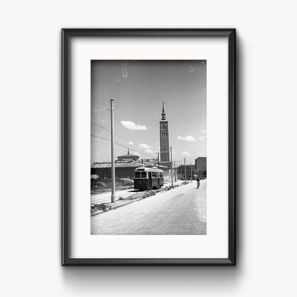 Un tranvía circula por Zaragoza