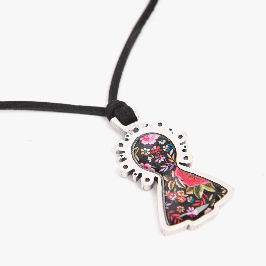 Colgante de flores con silueta de la Virgen
