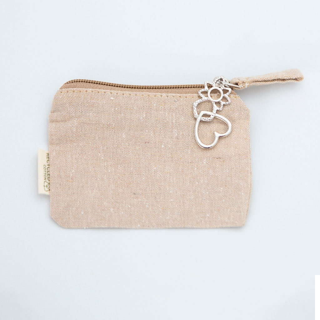 Monedero de tela con dos colgantes bañados en plata